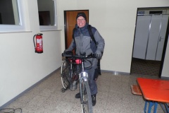 Der-Organisator-auf-seinem-Drahtesel