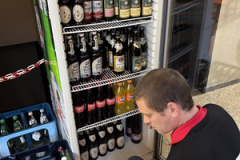 Einraeumen-des-Bierschrankes