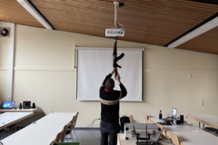 Einschalten-des-Beamers-mit-Hilfsmitteln